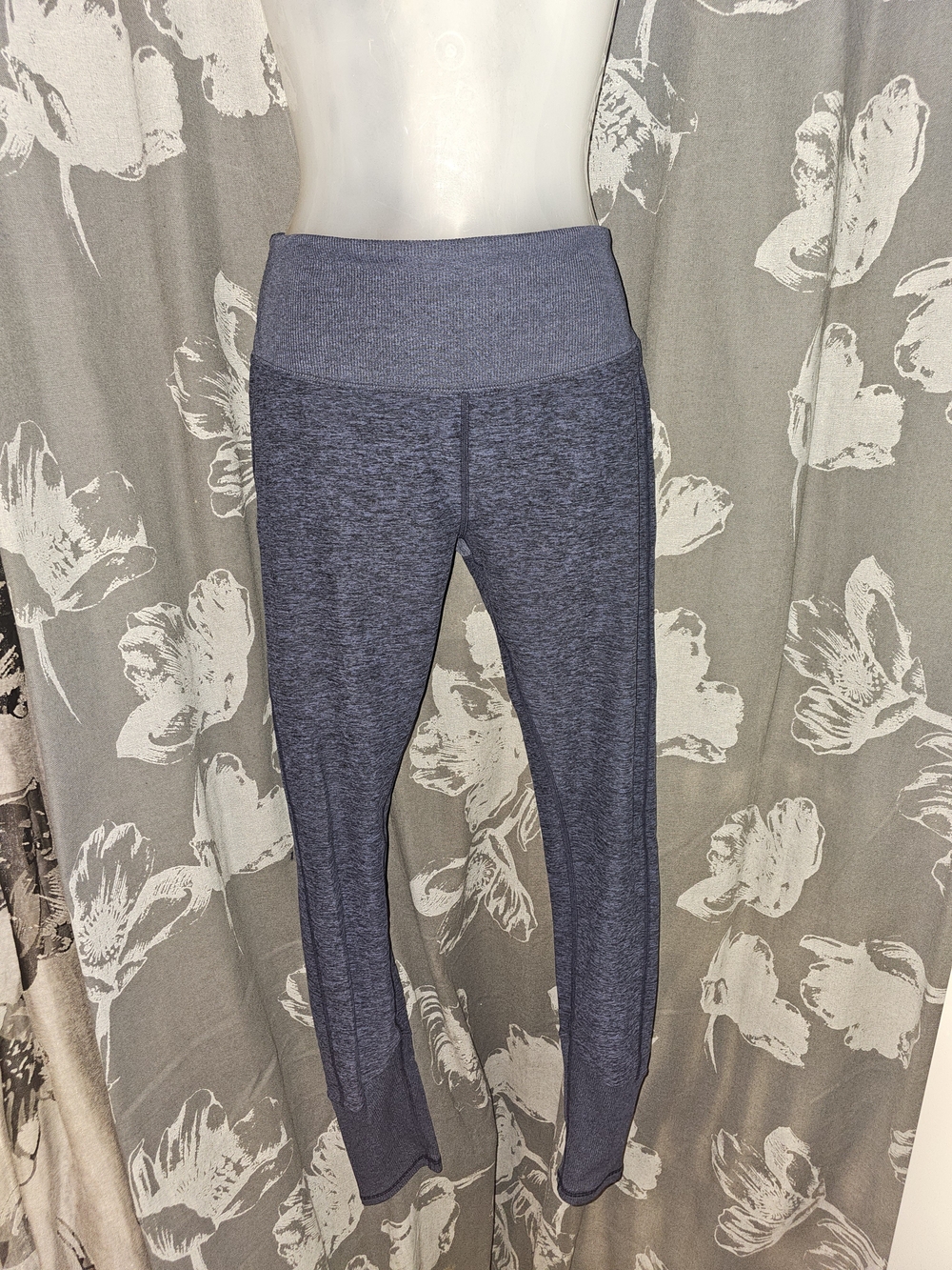 Alo yoga alosoft leggings.                                       3 Pairs - Picture 6 of 13